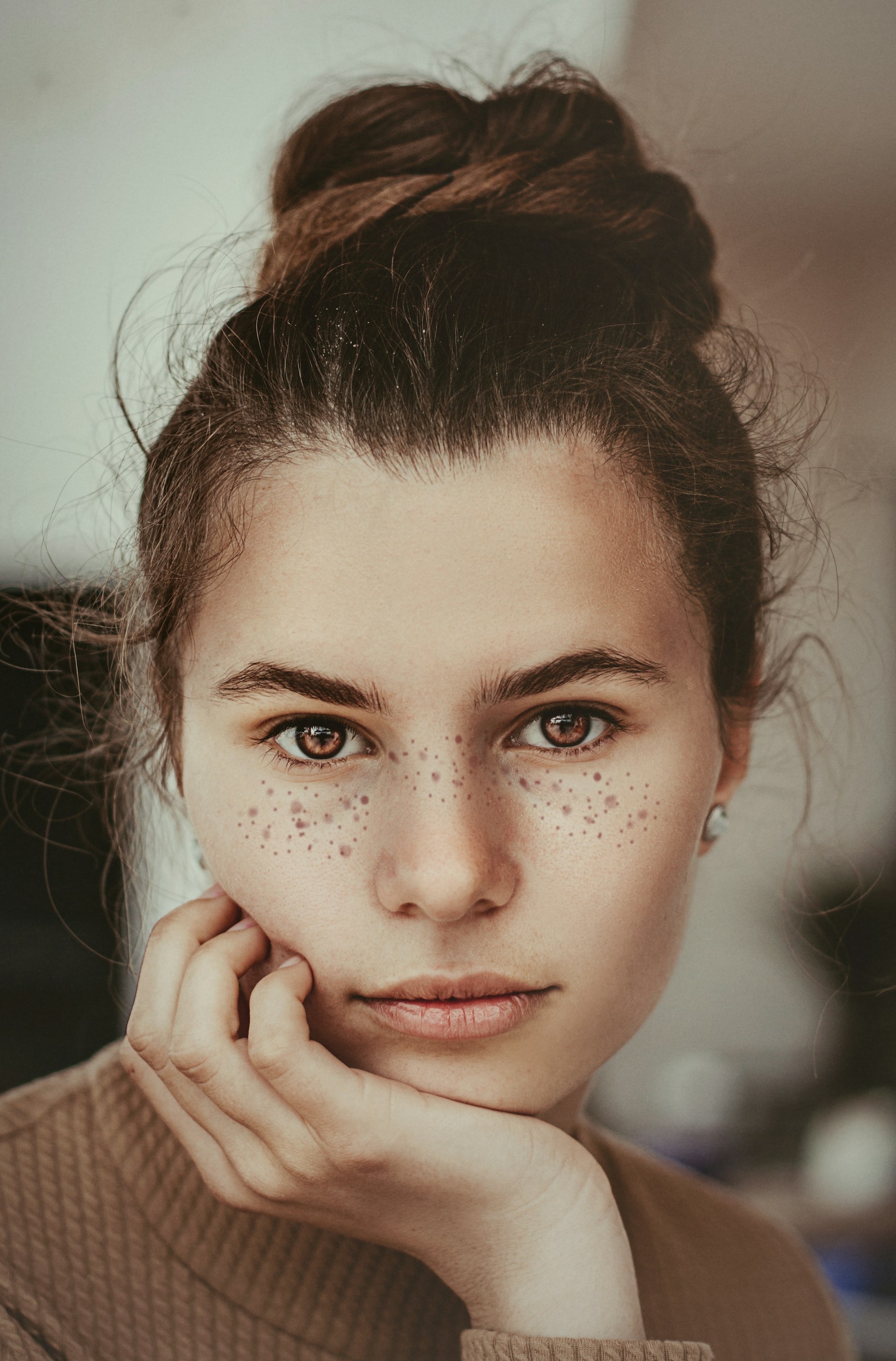 一群人积极互动,象征着强大的社交证明