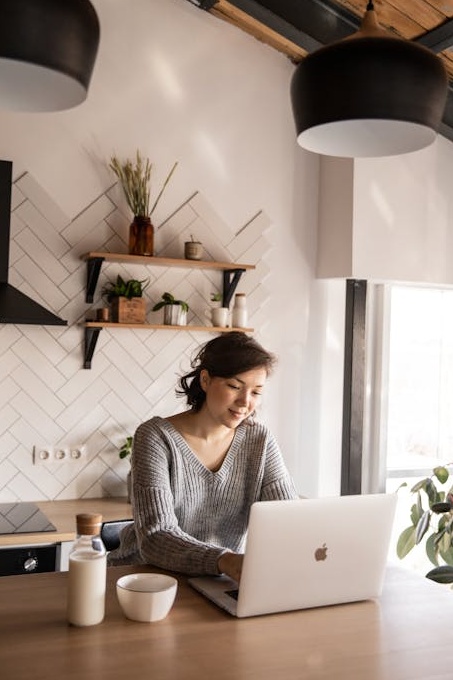 一个人在夜晚滑动手机上的TikTok应用界面