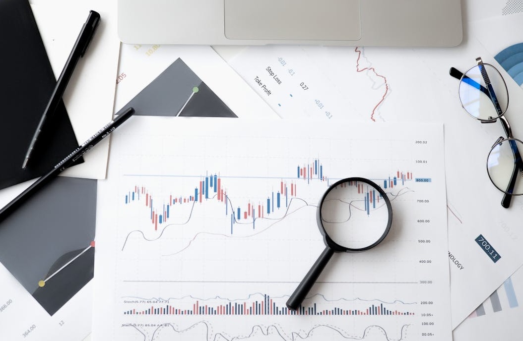 一个人正在笔记本电脑上分析商业数据和图表