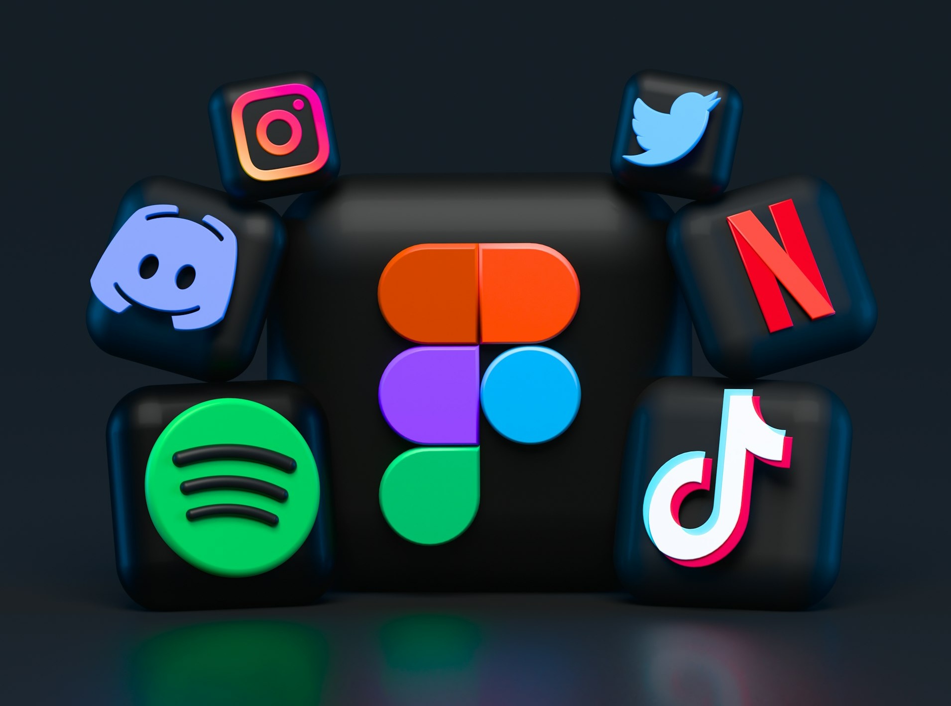 手机屏幕上显示的YouTube App图标