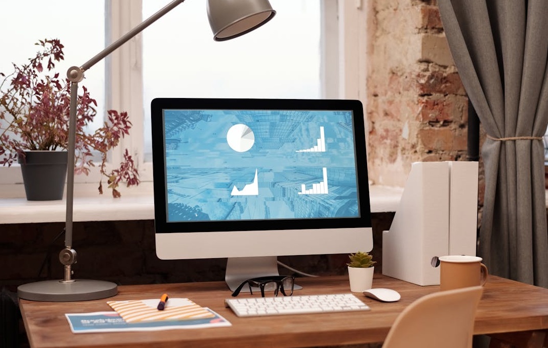 团队在会议中制定YouTube营销策略