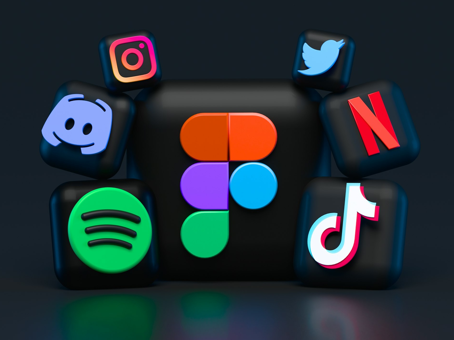 社交媒体平台图标的集合，代表着海量的用户互动数据