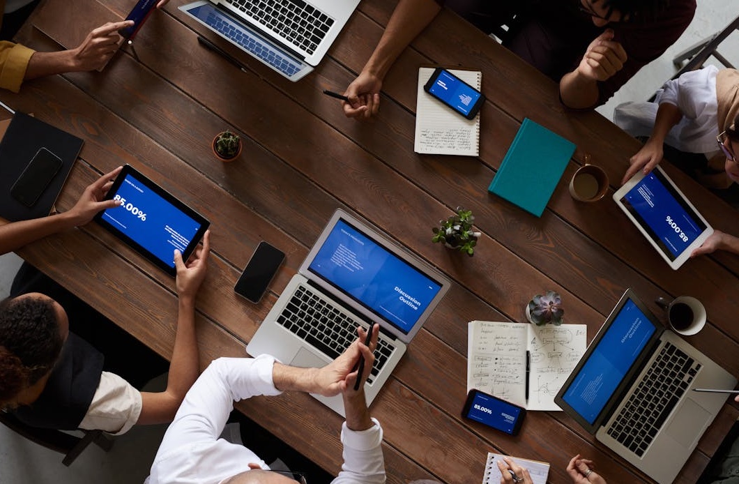 放大镜下的服务商筛选过程,代表如何安全地买Facebook帖子点赞