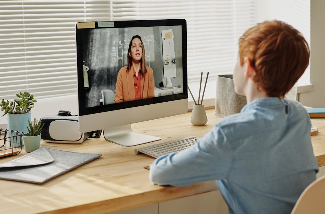 一位内容创作者正在分析Twitter视频数据,思考如何通过买真实有效Twitter视频点赞来提升影响力。