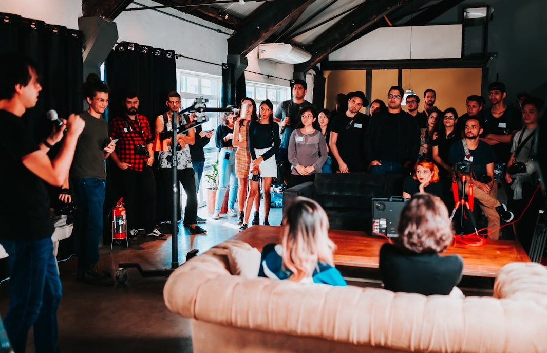 一群人被屏幕上的热门内容所吸引,体现了社会认同感的重要性。