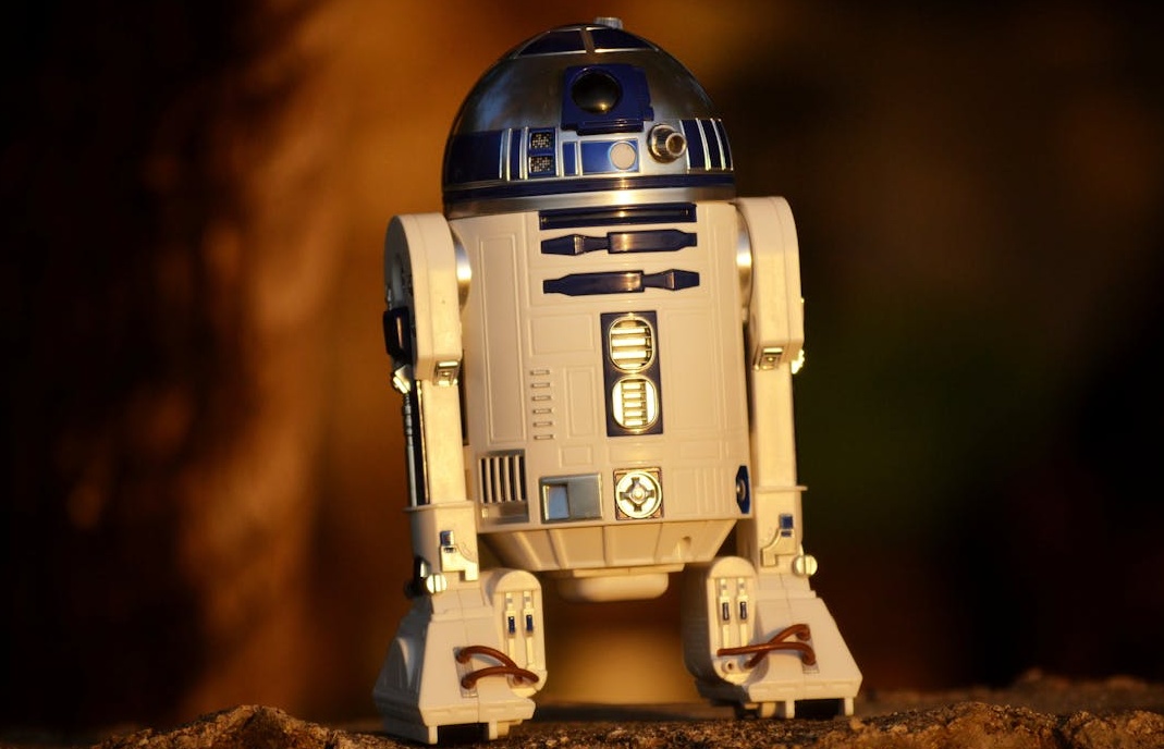 两块拼图完美结合,象征着Facebook买浏览量自助下单与官方广告的协同增效策略