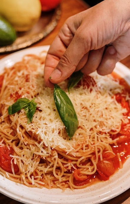 一部智能手机显示着带有活跃评论区的社交媒体视频