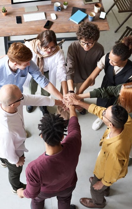 一个现代化的团队在充满活力的办公环境中协作