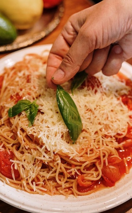 一个人在2025年使用手机浏览Instagram，屏幕上显示着高点赞数的帖子