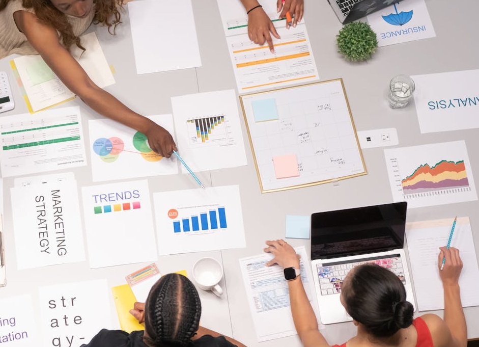 一个人在电脑前仔细核对服务商的安全条款和用户评价