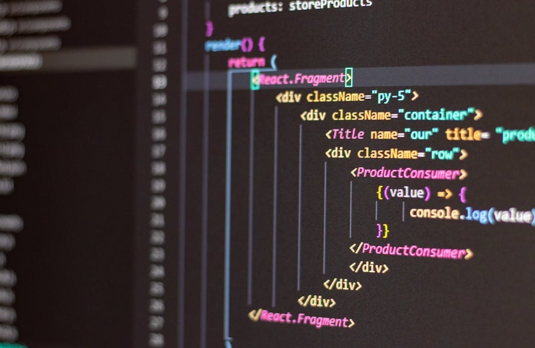 一名营销专家正在分析Facebook页面增长数据图表