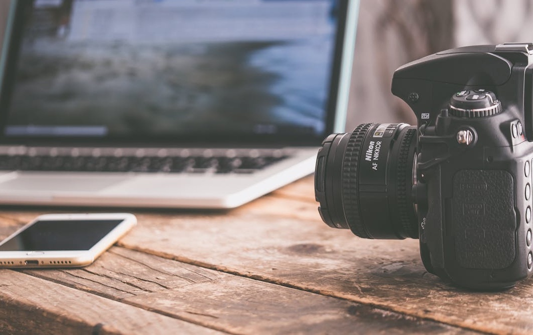 一个人在笔记本电脑上进行在线支付,象征着购买服务的过程