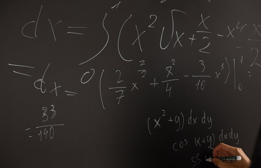 代表社会认同感的多个点赞图标和用户头像