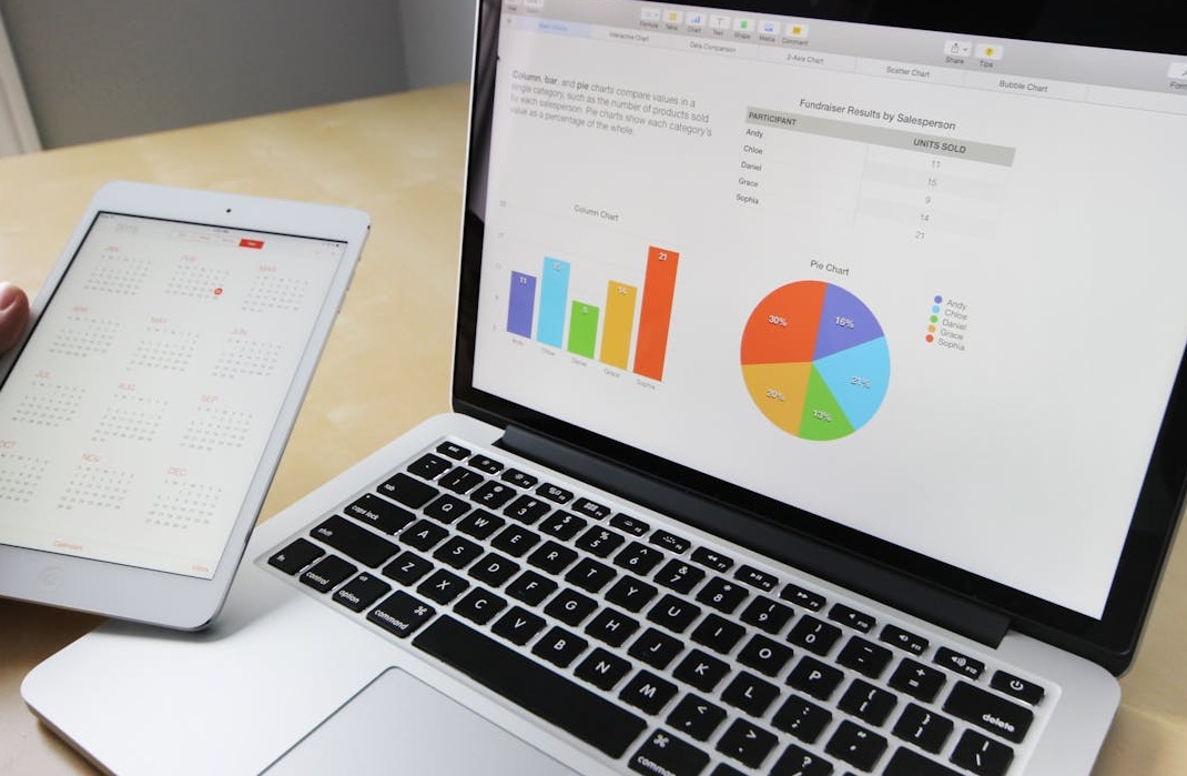 团队正在围绕着充满创意图表的办公桌进行内容策略讨论