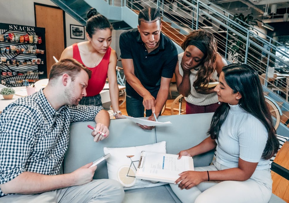 一个代表安全和信任的盾牌图标覆盖在YouTube标志上