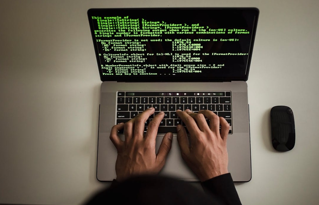 用户在电脑上选择并购买在线服务