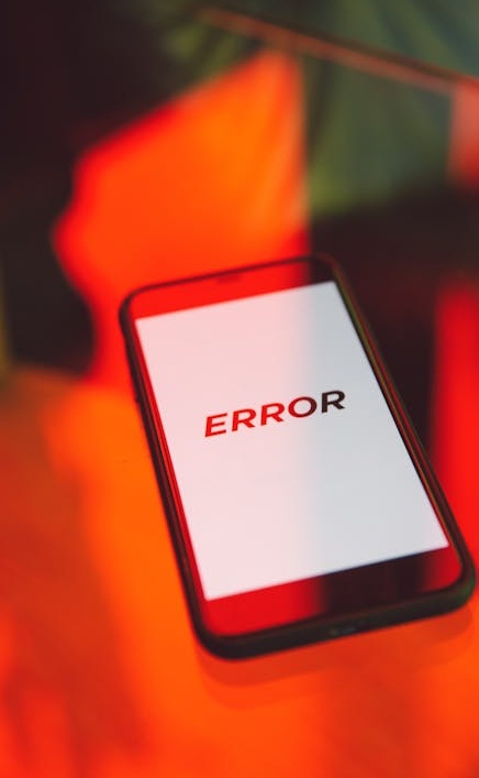 一个团队在会议室里讨论社交媒体增长策略