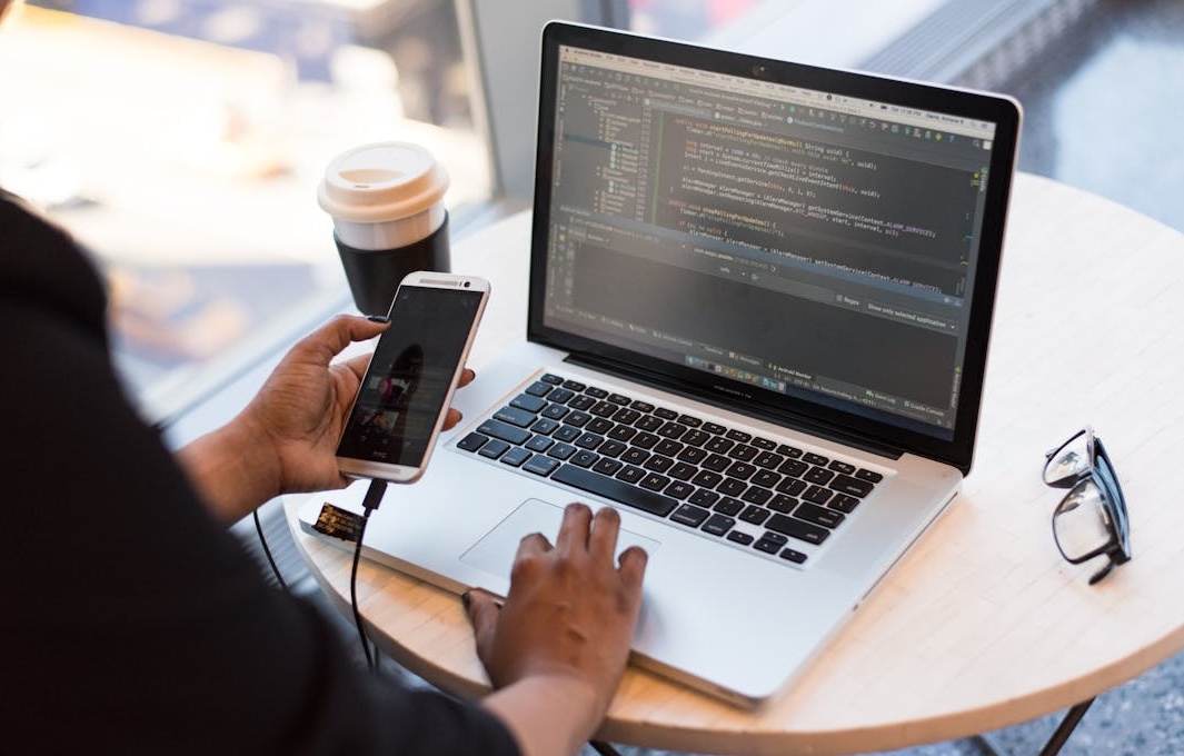 一位策略师在白板上规划复杂的营销流程图