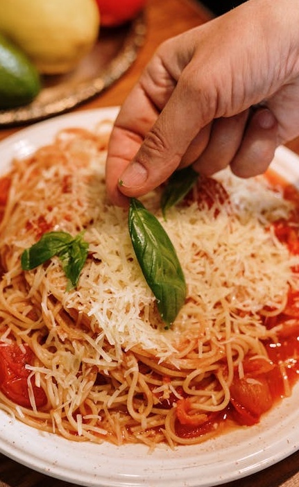 一部展示Instagram界面的智能手机，象征着IG视频营销