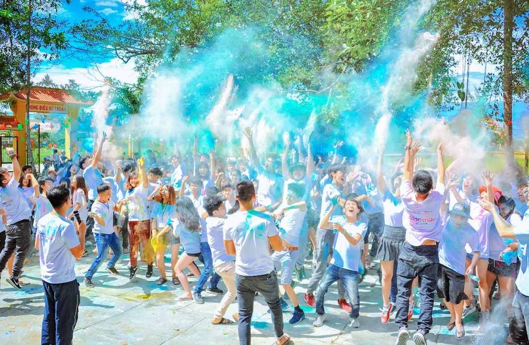 人群聚集的场景,象征社交证明和人气