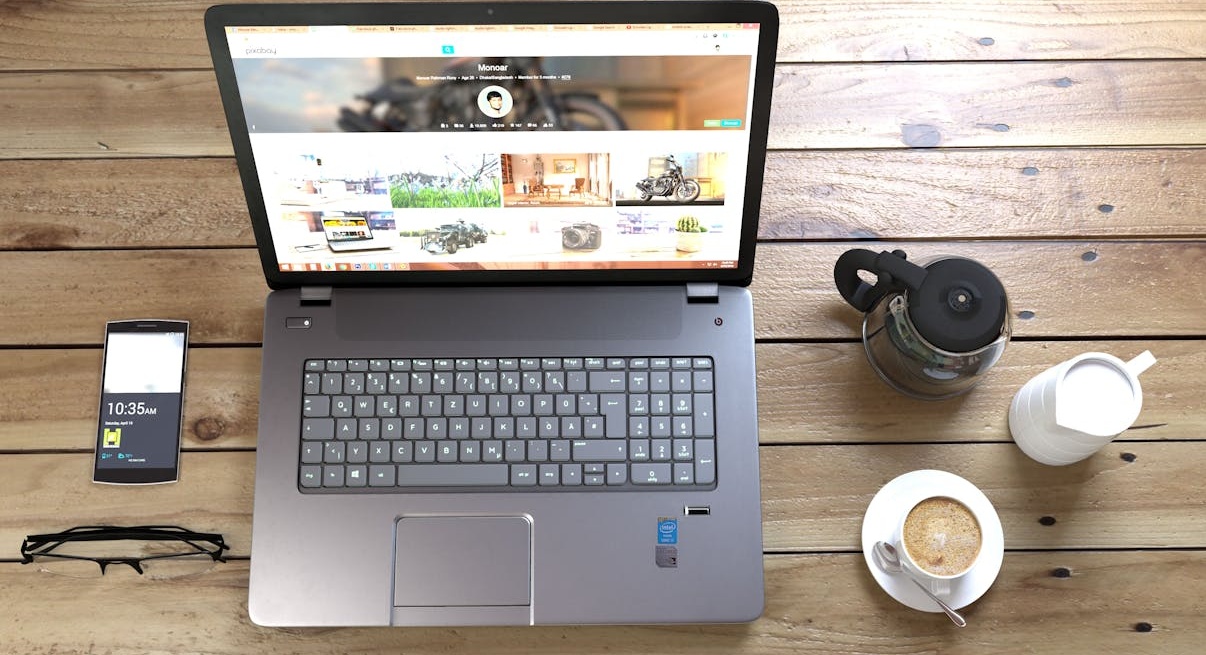 火箭升空,寓意通过脸书刷粉丝策略实现品牌业务的飞速发展