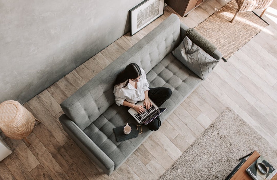 一个用户正在手机上积极浏览高浏览量的Facebook帖子