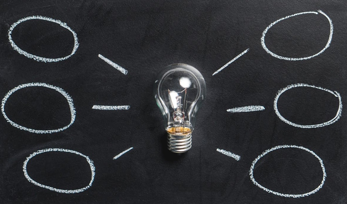 象征通过购买Facebook帖子浏览量加速增长的火箭