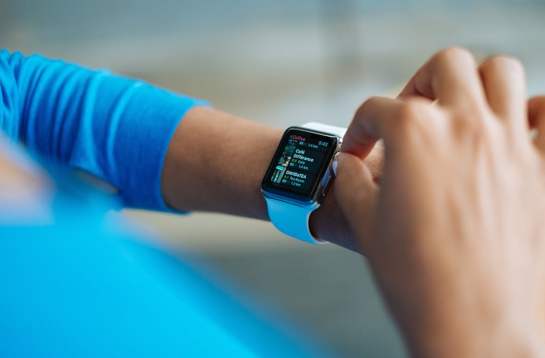 展示YouTube频道主页和订阅者数量