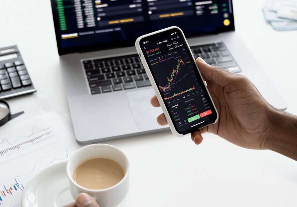 透过放大镜分析数据图表,象征着明智的选择