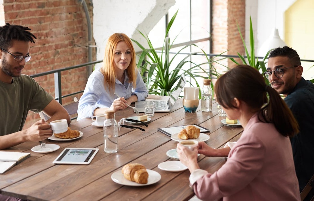 团队成员在白板前讨论解决问题,象征消除疑虑