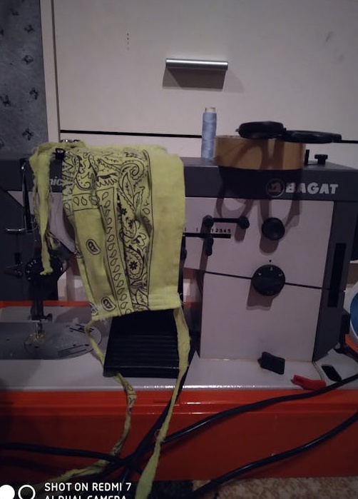 一部手机正在播放推特视频,屏幕上显示着点赞和评论图标,象征着社交媒体互动。