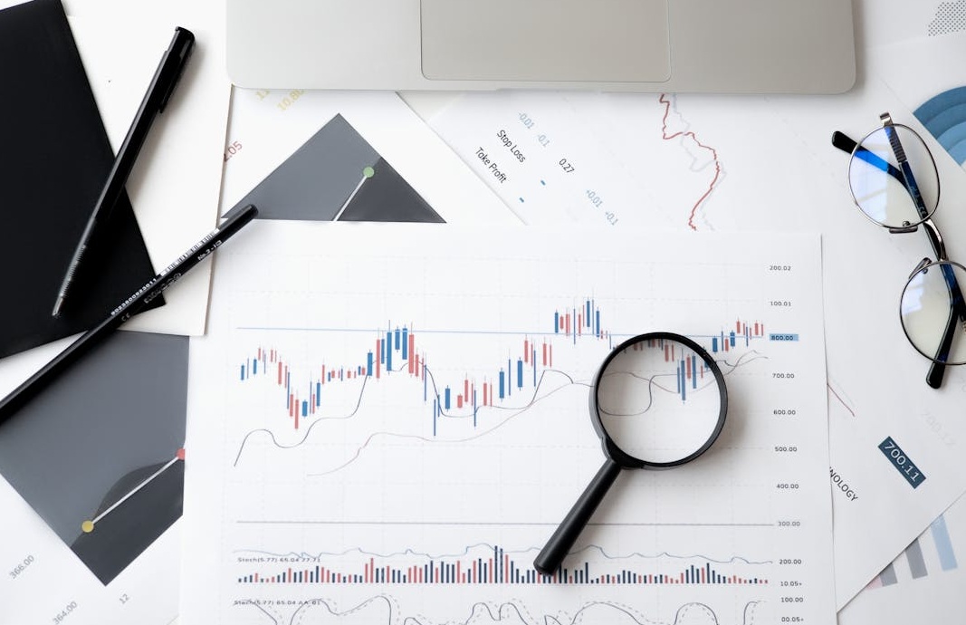 电脑屏幕上显示着带有增长趋势的分析图表,代表着数据驱动的成功。