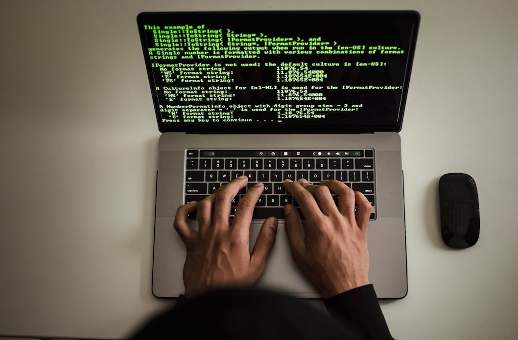 一个复杂的网络图,中心节点被点亮,象征着精准定位目标受众。