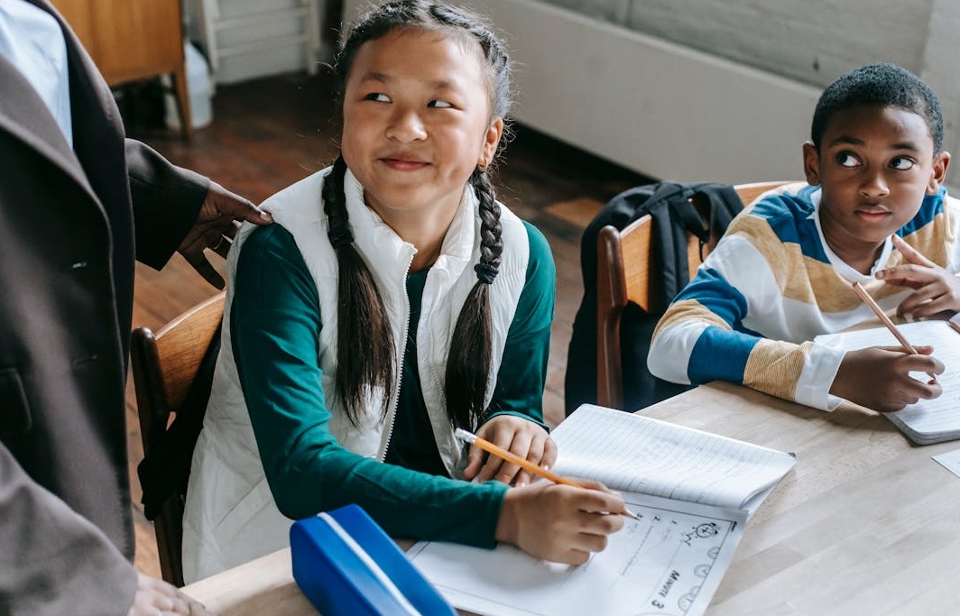 一位YouTube创作者庆祝频道达到1000订阅里程碑