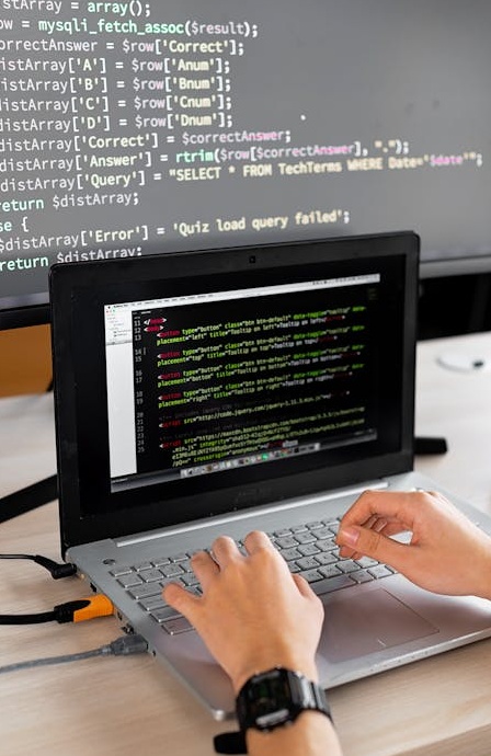 内容创作者正在精心编辑视频,体现了内容为王的核心理念