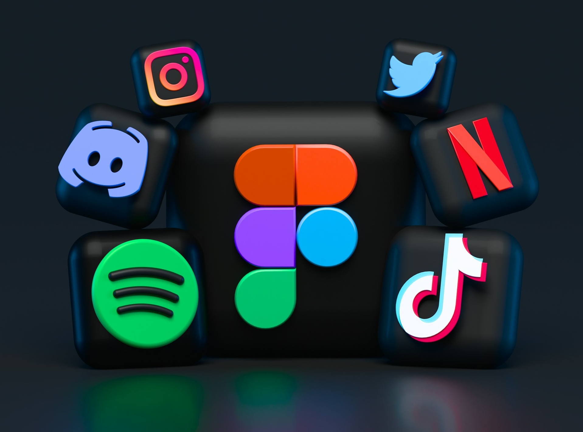 2025年YouTube平台界面和增长趋势图