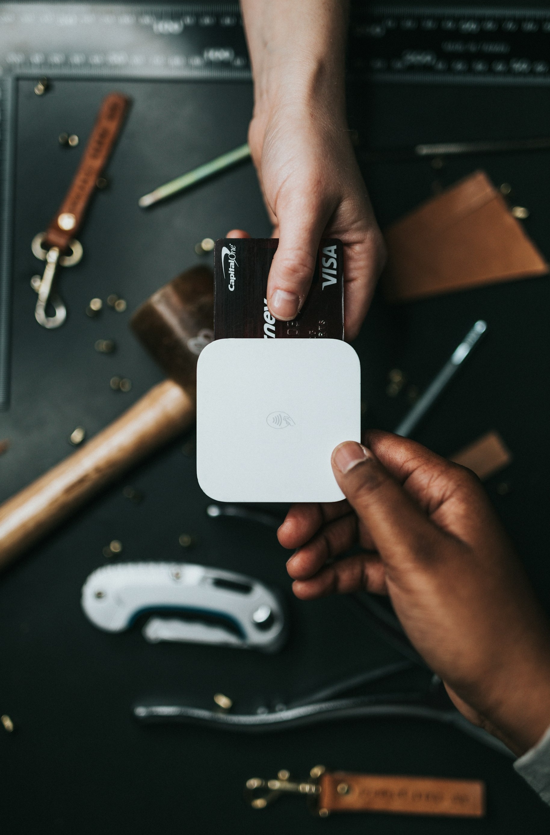 营销团队正在电脑上设置Google Ads广告系列