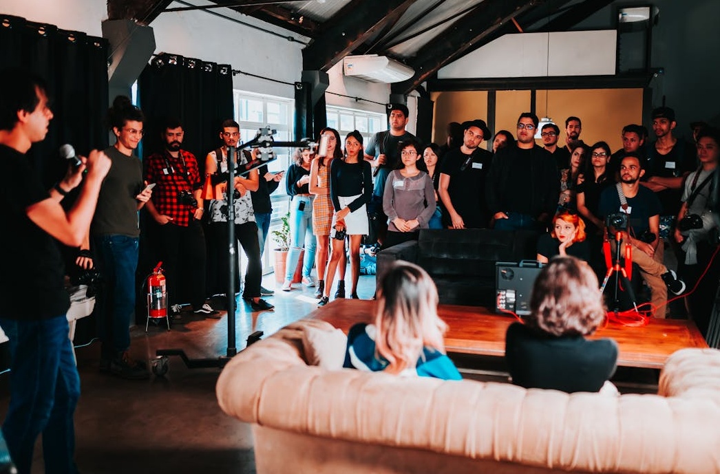 人群聚集在一起，象征着社交认同和影响力