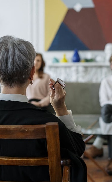 一部手机上展示着拥有大量粉丝的TikTok主页界面