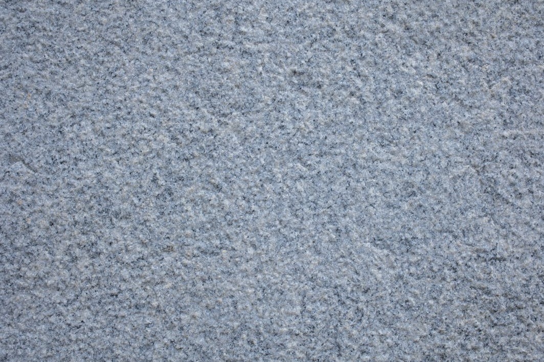 一位内容创作者正在使用环形灯和手机进行视频拍摄