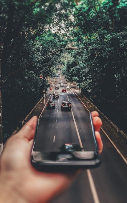 一位用户在2025年使用Instagram,思考如何提升贴文互动