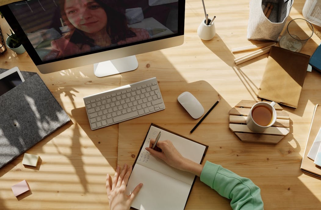 一群人正在进行社群讨论和协作