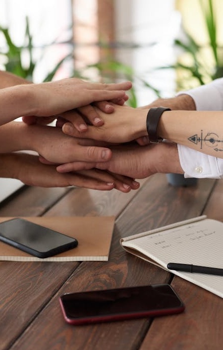 一个团队在会议室里进行热烈的头脑风暴