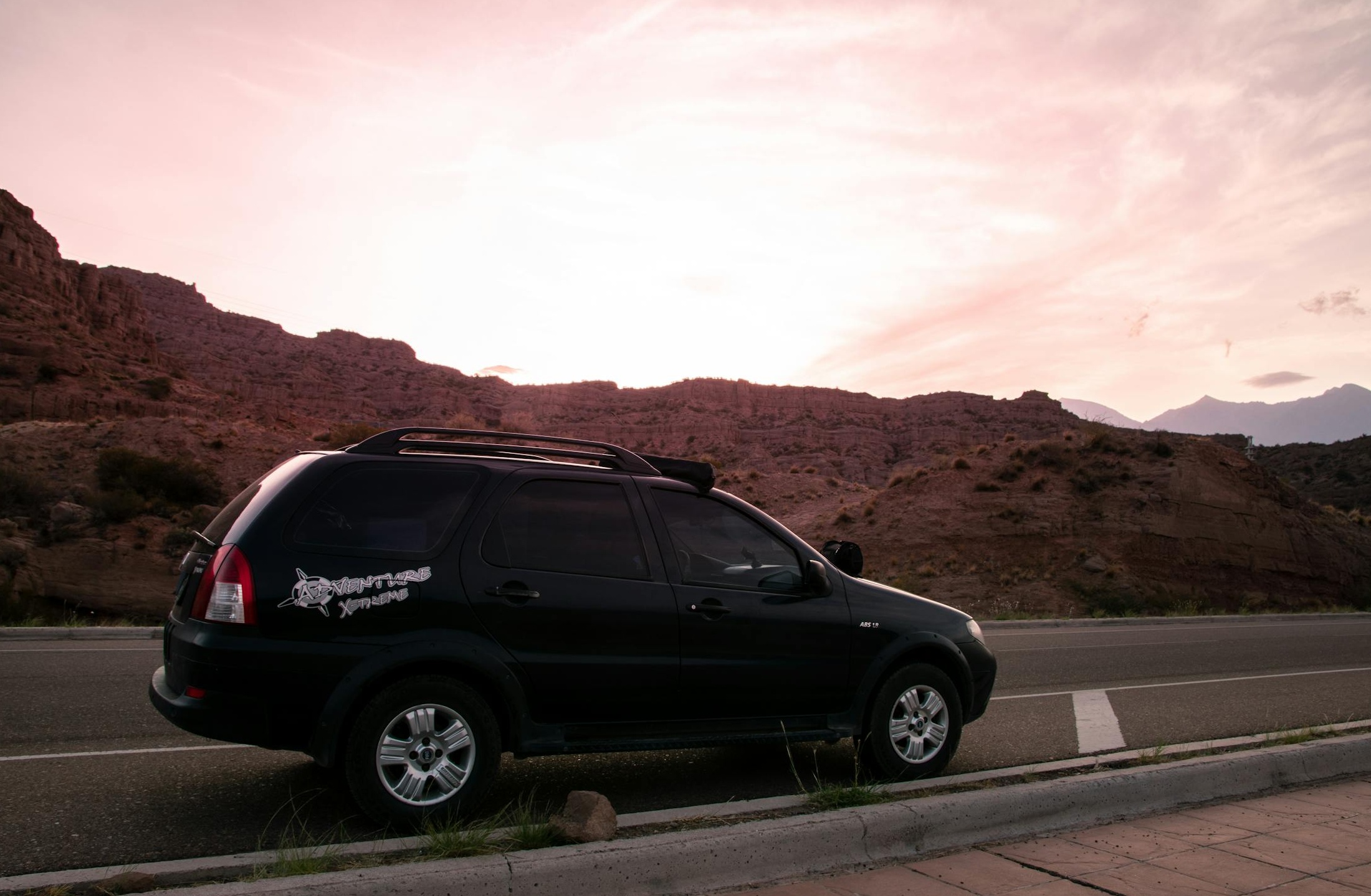 一群年轻人在各种设备上享受YouTube视频内容，代表观众