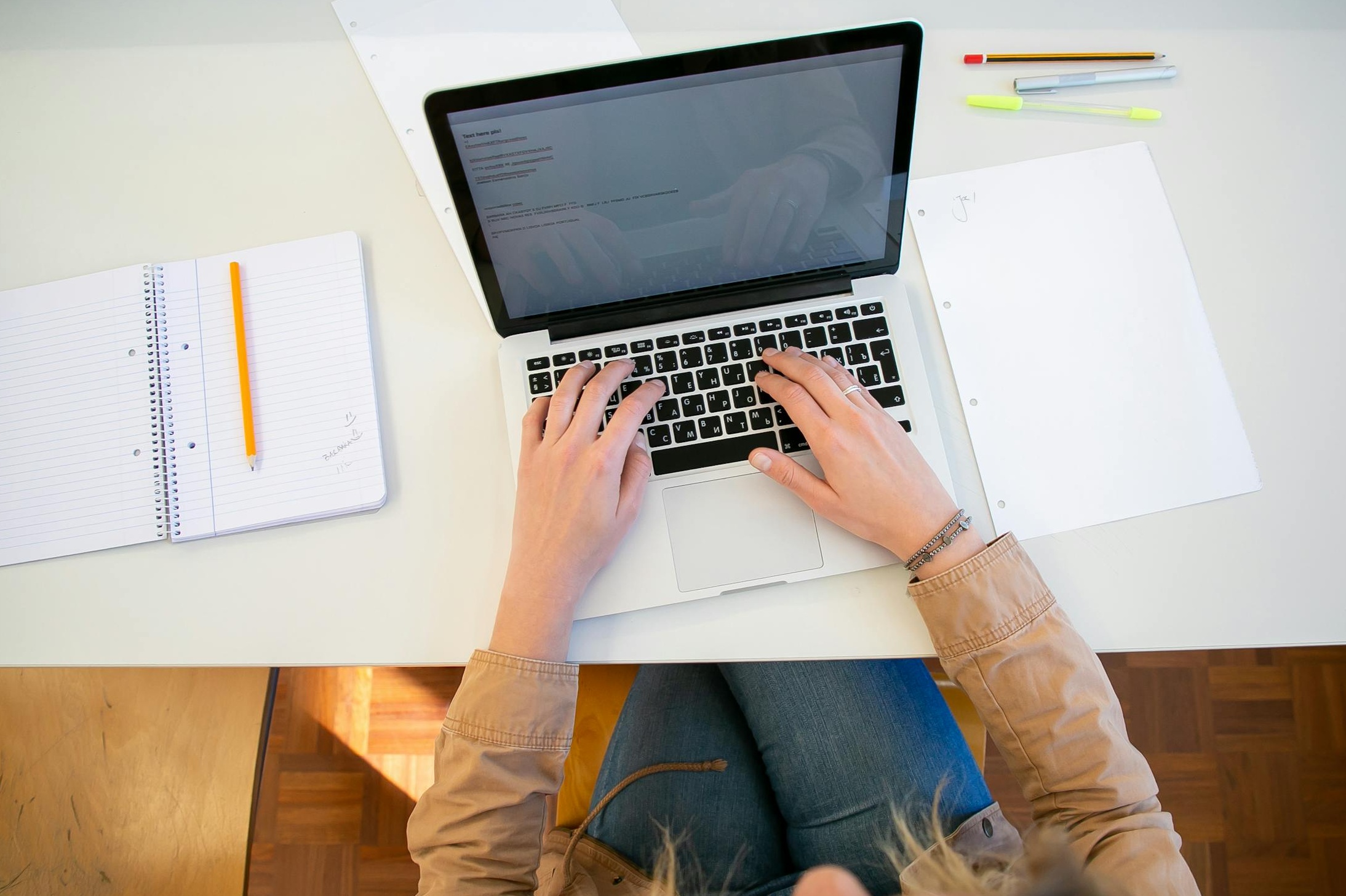 一个人在笔记本电脑上进行安全的在线支付,象征着选择可靠的粉丝增长服务