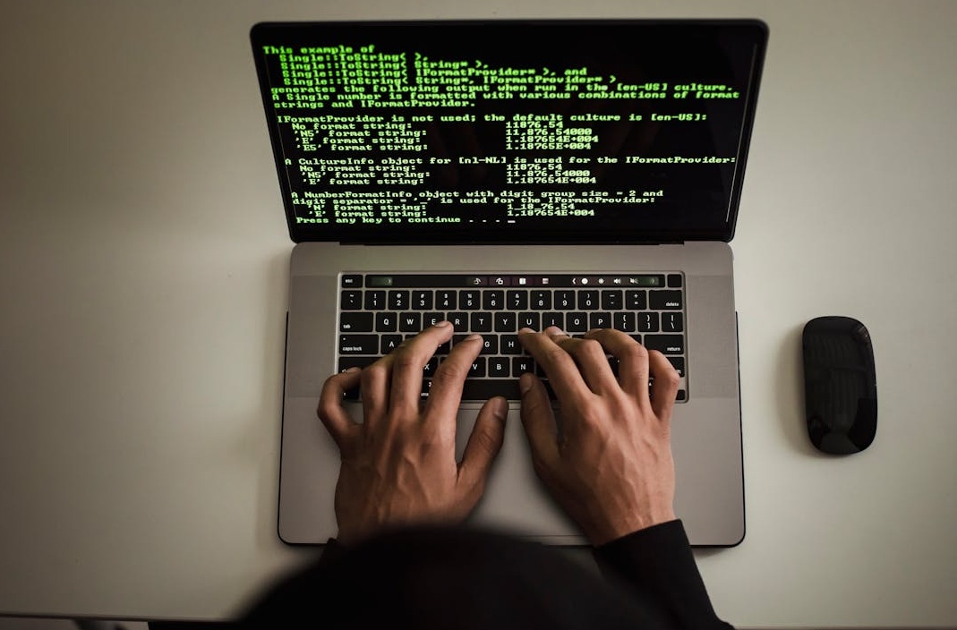 代表社交媒体营销策略的图示，包含点赞、分享和评论图标