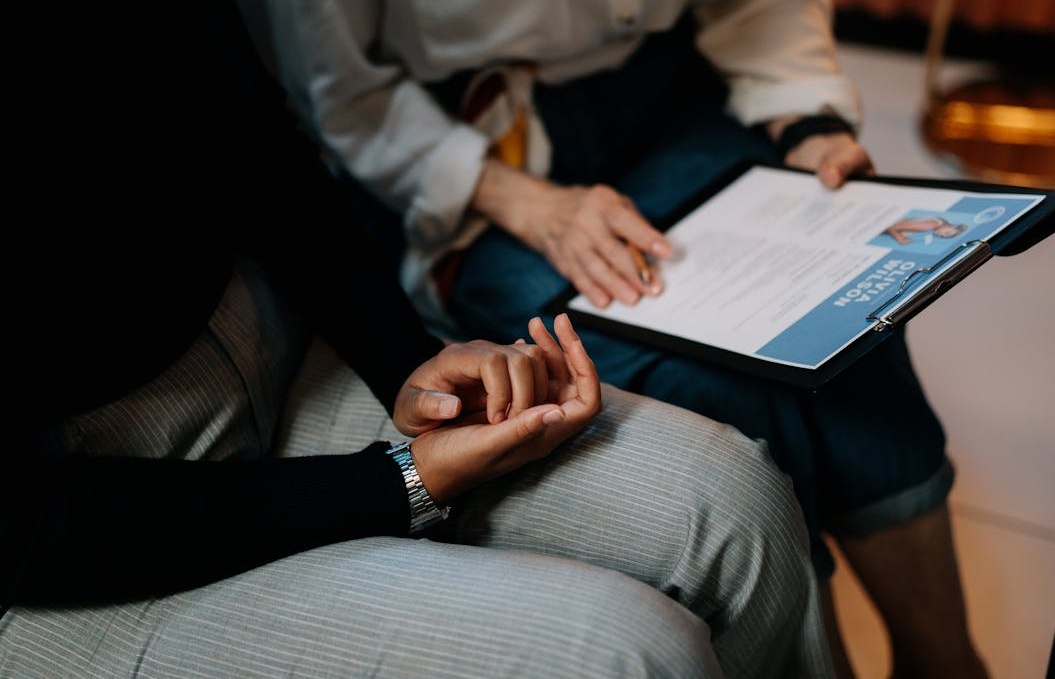 用户在手机上浏览YouTube评论区，体现社交证明的重要性