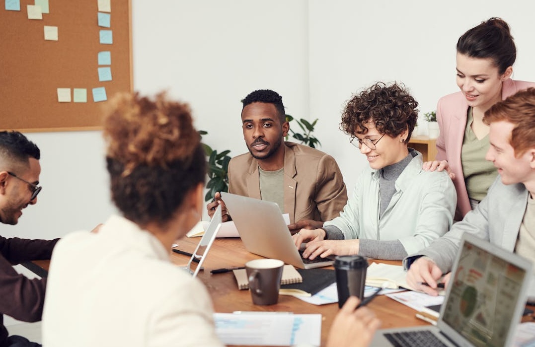 团队在讨论YouTube营销策略，体现评论质量的重要性