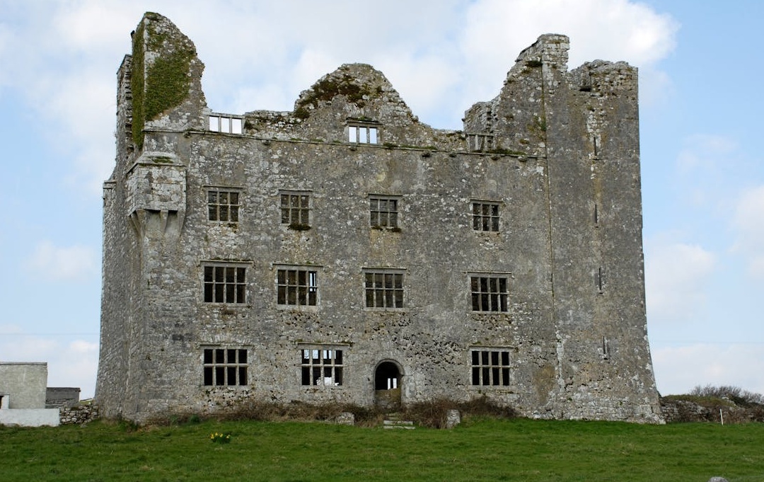 一个发光的YouTube点赞按钮图标，象征着社交认同的力量