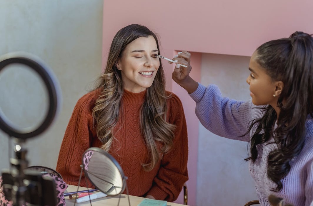 一群多元化的观众正在通过手机观看视频并点赞，体现了积极的社区互动